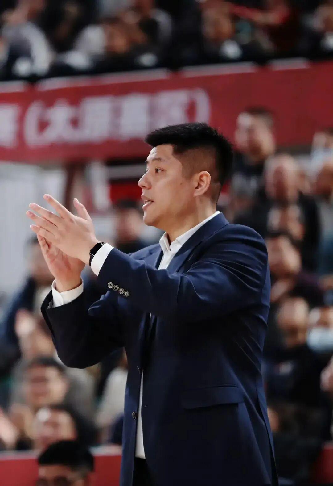 星空体育官网-断崖式下滑！CBA三分王成铁匠，四年顶薪合同